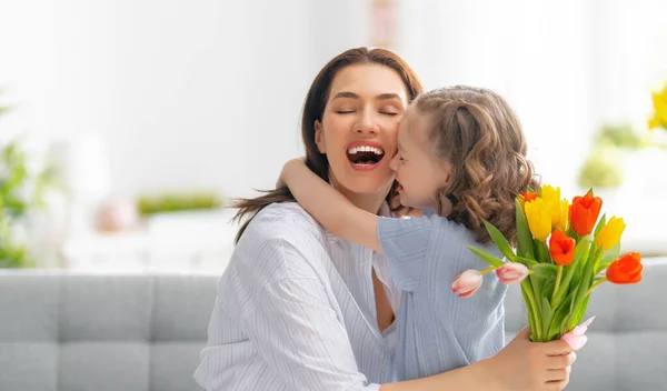 Bonne Fête Des Mères Enfant Fille Félicite Maman Lui Donne — Photo