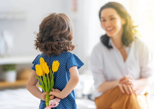 Gelukkige Moederdag Kind Dochter Feliciteert Moeder Geeft Haar Bloemen Mam — Stockfoto