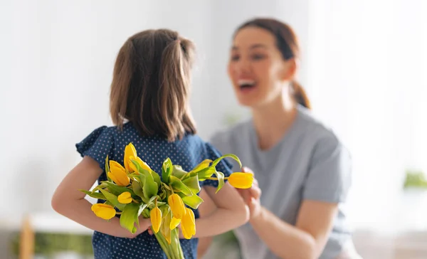 Feliz Dia Mãe Filha Criança Parabeniza Mãe Lhe Flores Mãe — Fotografia de Stock