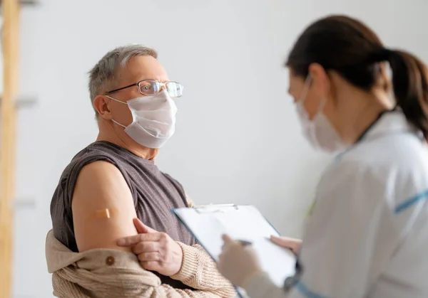 上了疫苗的老人和他的医生病毒保护 Covid 2019 — 图库照片