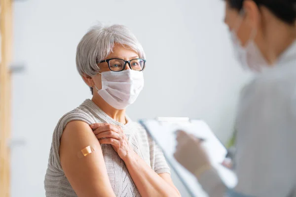 上了疫苗的老年妇女和她的医生病毒保护 Covid 2019 — 图库照片