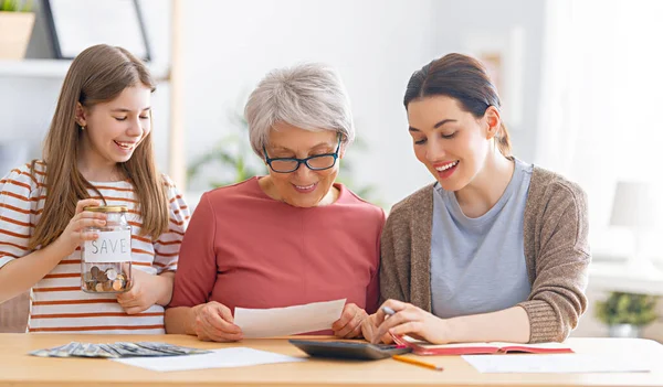 Zwei Frauen Und Ein Kind Sitzen Schreibtisch Mit Quittung Papierform — Stockfoto