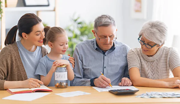 Familjen Sitter Vid Ett Skrivbord Med Ett Kvitto Och Beräknar — Stockfoto