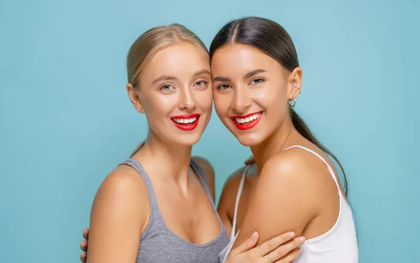 Portret Dwóch Pięknych Młodych Kobiet Stojących Razem Przytulających Się — Zdjęcie stockowe