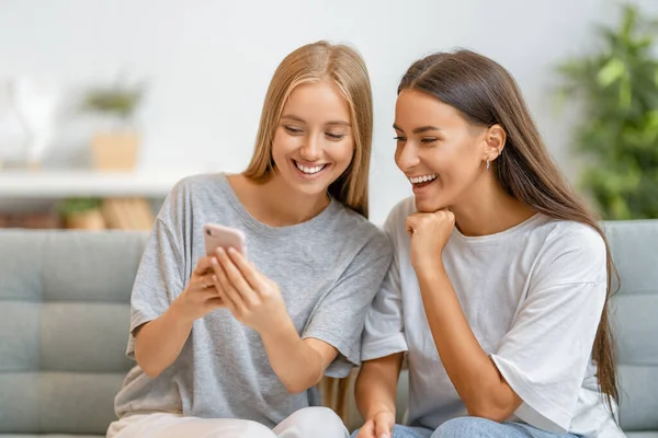 Young Women Using Phone Funny Girls Having Fun Staying Home — Stock Photo, Image