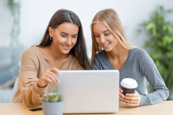 Deux Jeunes Femmes Heureuses Qui Font Des Achats Ligne Les — Photo