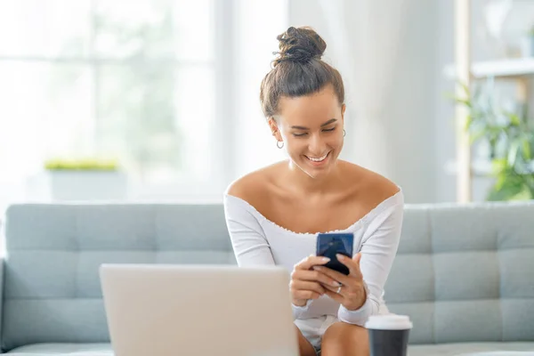 Šťastná Mladá Žena Studuje Online Sleduje Webinář Podcast Notebooku Dělá — Stock fotografie