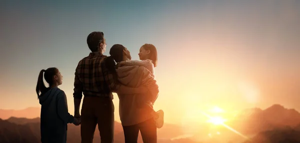 Família Feliz Pôr Sol Pai Mãe Filhos Estão Divertindo Desfrutando — Fotografia de Stock