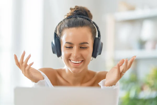 Jonge Vrouw Gebruikt Een Laptop Grappig Meisje Hebben Plezier Verblijf — Stockfoto