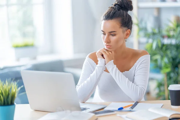 Giovane Donna Affari Concentrata Che Studia Online Guarda Webinar Podcast — Foto Stock