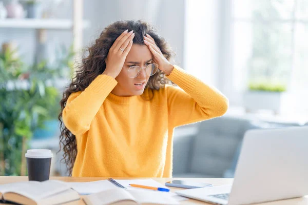 Confused Frustrated Young Businesswoman Studying Online Watching Webinar Podcast Laptop — Stock Photo, Image