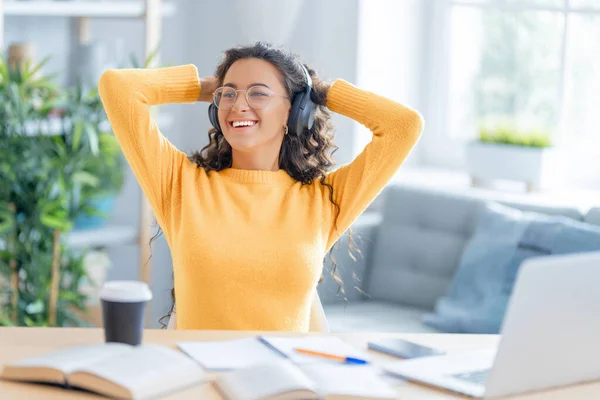 Feliz Casual Hermosa Mujer Trabajando Casa Oficina —  Fotos de Stock