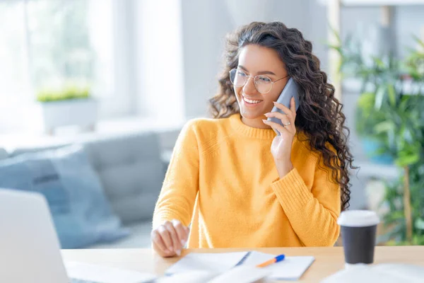 Glad Casual Vacker Kvinna Som Arbetar Hemmakontoret — Stockfoto