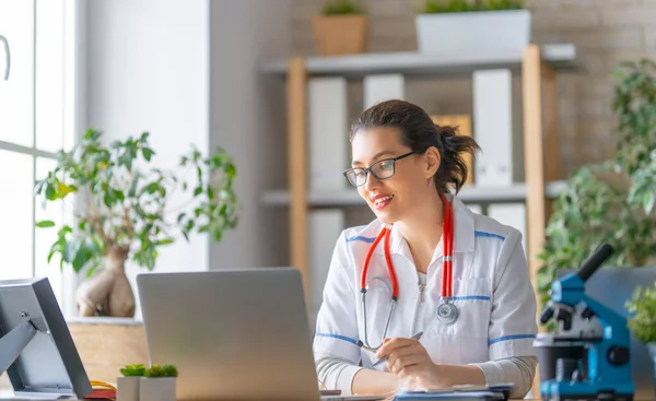 Feliz Doctor Está Hablando Con Alguien Por Computadora Portátil Mujer —  Fotos de Stock