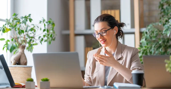 Feliz Mujer Hermosa Casual Trabajando Ordenador Portátil Hablando Con Alguien — Foto de Stock