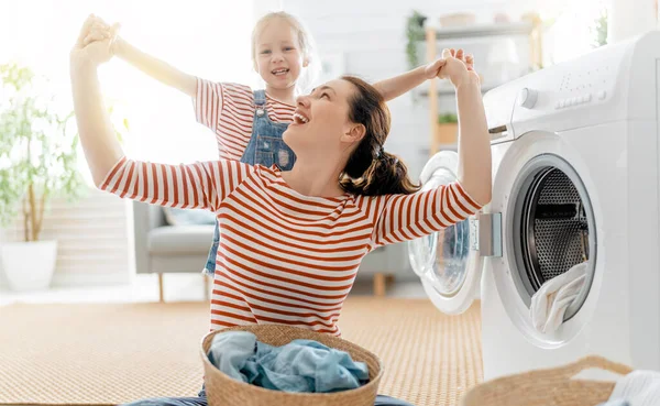 Mooie Jonge Vrouw Kind Meisje Kleine Helper Hebben Plezier Glimlachen — Stockfoto