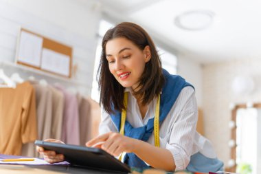 Kadın atölyede çalışıyor. Küçük işletme kavramı.