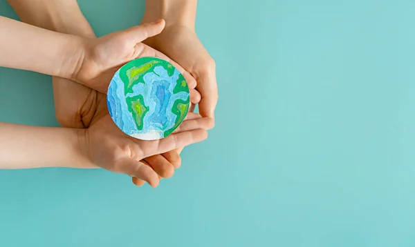 Niño Adulto Sosteniendo Planeta Manos Sobre Fondo Verde Azulado Día — Foto de Stock