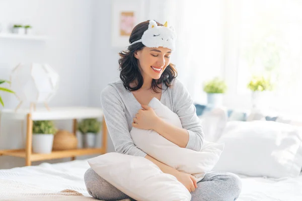 Mooie Jonge Vrouw Wordt Wakker Slaapkamer Thuis — Stockfoto