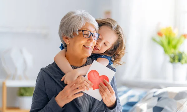 Hermosa Linda Niña Felicitando Abuela Dándole Postal Mujer Niña Están — Foto de Stock