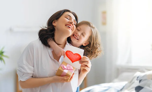 Glad Mors Dag Barnets Dotter Gratulerar Mamma Och Ger Henne — Stockfoto