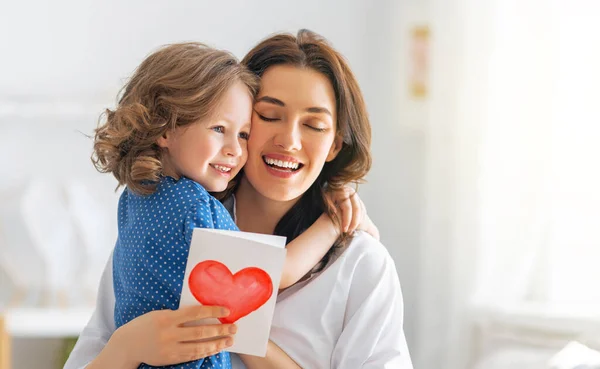 Glad Mors Dag Barnets Dotter Gratulerar Mamma Och Ger Henne — Stockfoto