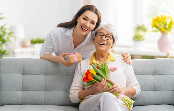 Schöne Junge Frau Und Ihre Mutter Mit Blumen Tulpen Den — Stockfoto