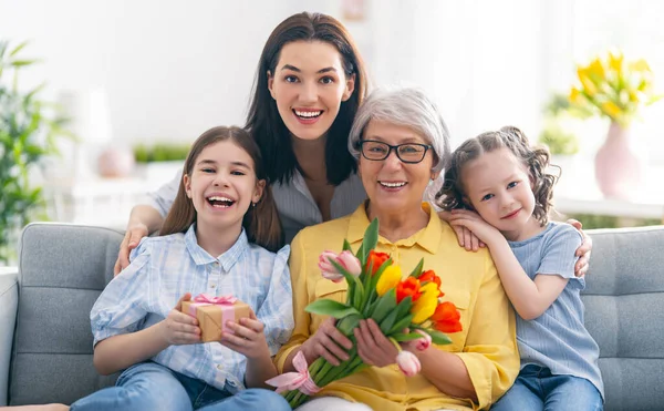 Bonne Fête Des Mères Enfants Filles Mère Félicitent Mamie Donnant — Photo