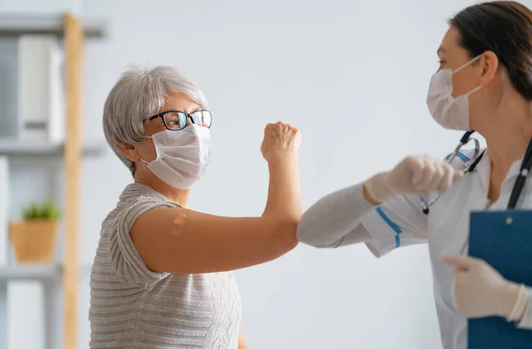 Femme Âgée Après Vaccination Son Médecin Protection Contre Les Virus — Photo