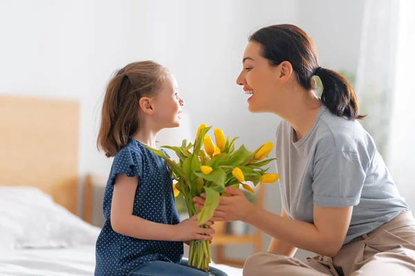 Boldog Anyák Napját Gyermek Lánya Gratulál Anyának Virágot Neki Anya — Stock Fotó