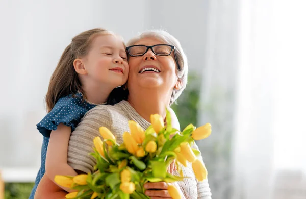 Feliz Dia Mãe Criança Está Parabenizando Vovó Dando Lhe Flores — Fotografia de Stock