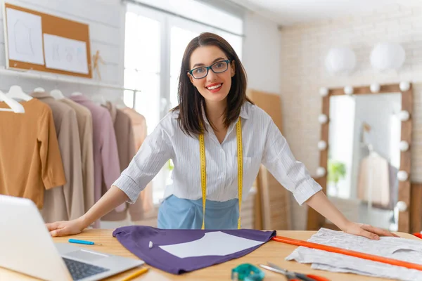 Mujer Está Trabajando Taller Concepto Pequeña Empresa — Foto de Stock