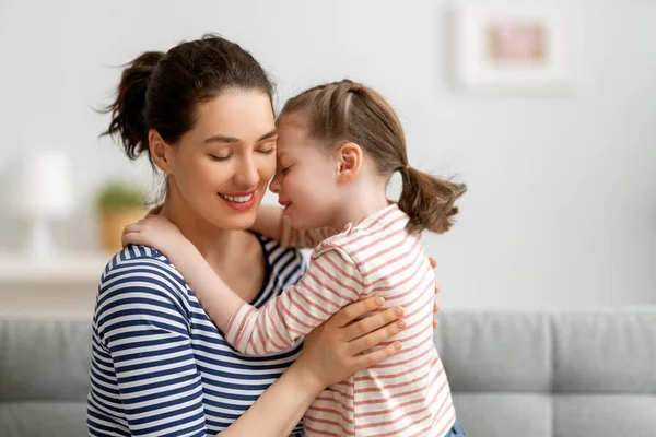 Feliz Día Madre Mamá Hija Niña Están Jugando Sonriendo Abrazándose —  Fotos de Stock