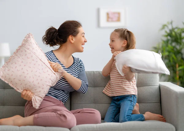 Feliz Família Amorosa Mãe Seu Filho Menina Estão Lutando Travesseiros — Fotografia de Stock