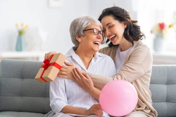 Gelukkige Vrouw Dag Mooie Jonge Vrouw Haar Moeder Met Lucht — Stockfoto