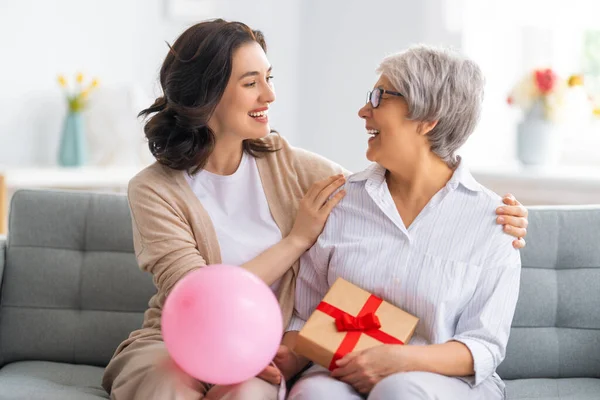 Glücklicher Frauentag Schöne Junge Frau Und Ihre Mutter Mit Luftballons — Stockfoto