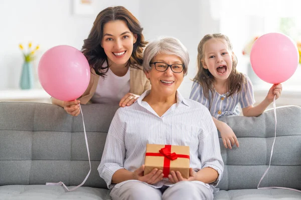 Gelukkige Vrouwendag Kind Moeder Oma Met Luchtballonnen Oma Mama Meisje — Stockfoto