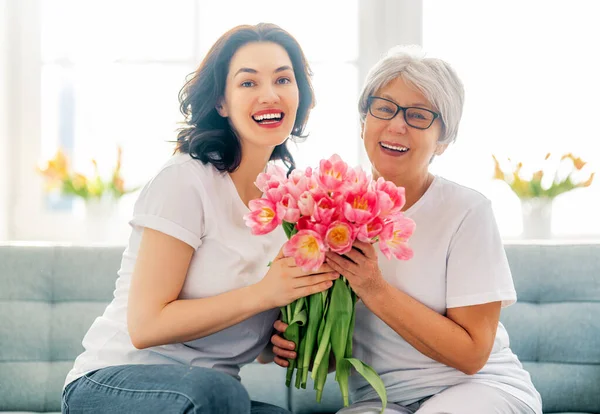 Gyönyörű Fiatal Anyja Virágok Tulipán Kezében Otthon — Stock Fotó