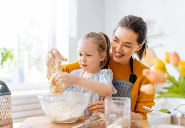 Glücklich Liebende Familie Bereiten Gemeinsam Backwaren Mutter Und Tochter Kochen — Stockfoto