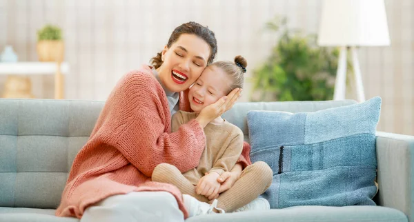 Mamá Hija Niña Están Jugando Sonriendo Abrazándose Casa —  Fotos de Stock