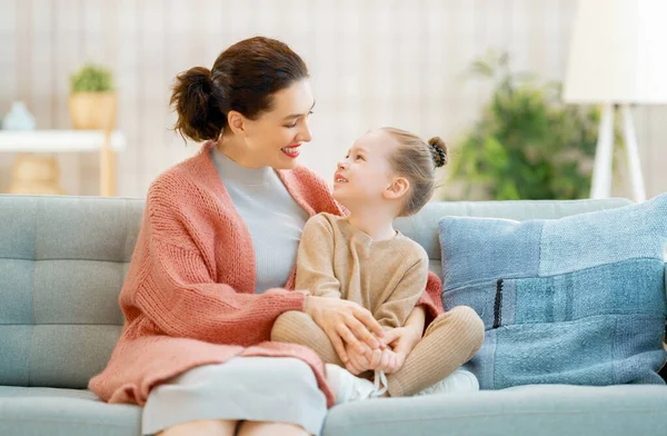 Mamá Hija Niña Están Jugando Sonriendo Abrazándose Casa — Foto de Stock