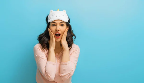 Mooie Jonge Vrouw Draagt Slaapkledij Teal Kleur Muur Achtergrond — Stockfoto