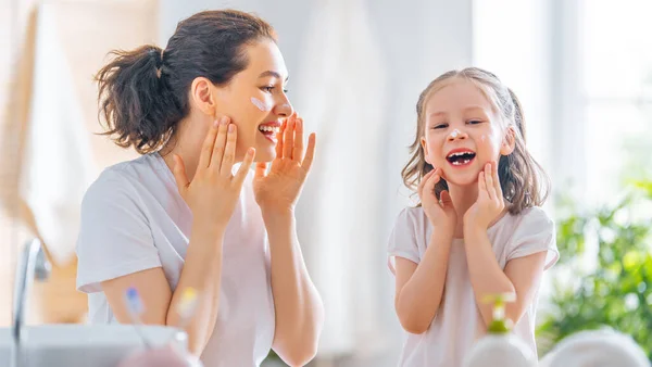 Familia Feliz Madre Hija Niña Están Cuidando Piel Baño — Foto de Stock