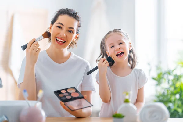 Feliz Família Amorosa Mãe Filha Estão Fazendo Maquiagem Divertindo — Fotografia de Stock
