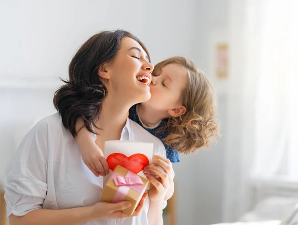 Gelukkige Moederdag Kind Dochter Feliciteert Moeder Geeft Haar Ansichtkaart Mam — Stockfoto