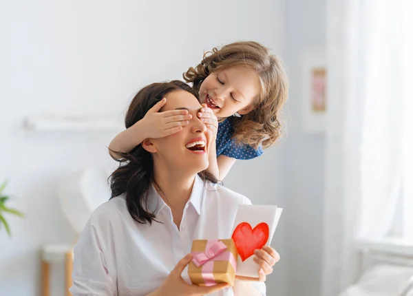 Buona Festa Della Mamma Figlia Bambina Sta Congratulando Con Mamma — Foto Stock