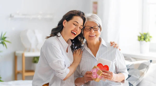 Vacker Ung Kvinna Gratulerar Mamma Och Ger Henne Gåva Och — Stockfoto