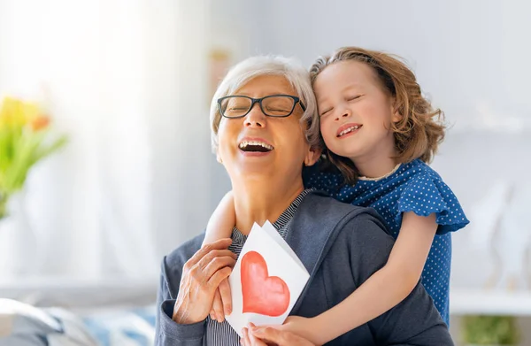 Hermosa Linda Niña Felicitando Abuela Dándole Postal Mujer Niña Están — Foto de Stock