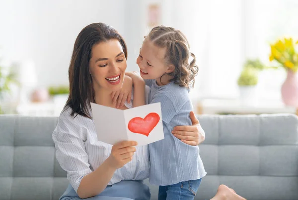 Alles Gute Zum Muttertag Die Tochter Gratuliert Der Mutter Und — Stockfoto