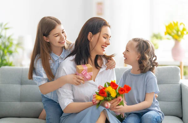 Gelukkige Moederdag Kinderen Dochters Feliciteren Moeder Geven Haar Ansichtkaart Bloemen — Stockfoto